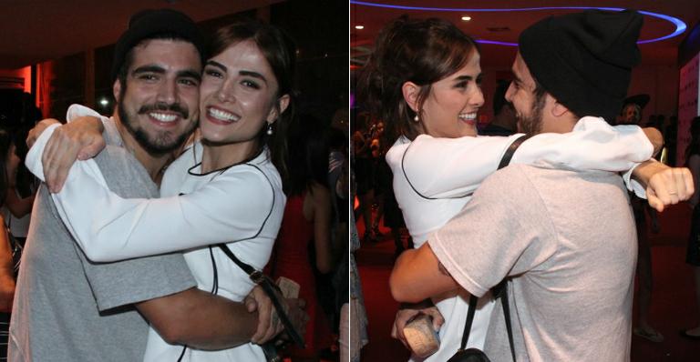Caio Castro e Maria Casadevall trocam carinhos em pré-estreia de filme