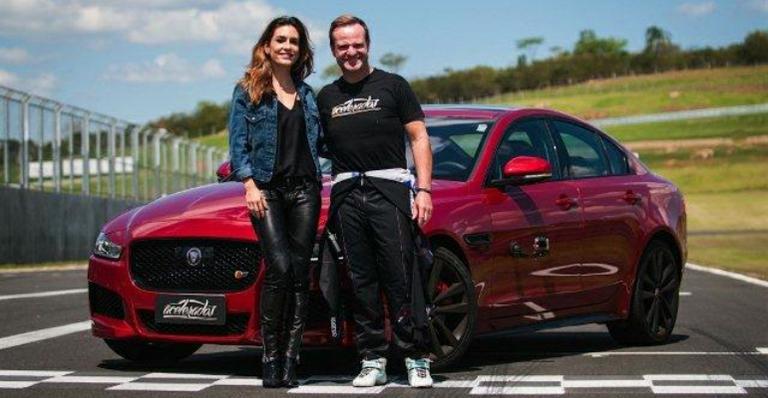 Ticiana Villas Boas no volante com Barrichello