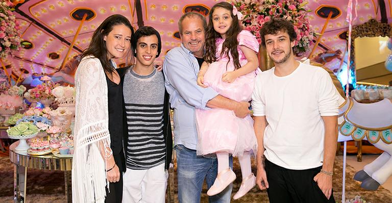 Um carrossel encantado no aniversário de Maysa