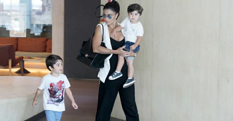 Juliana Paes curte tarde no cinema com os filhos