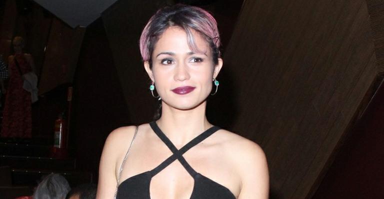 Nanda Costa aparece com o cabelo cor de rosa em evento no Rio
