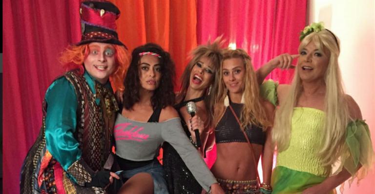Famosos capricham na criatividade em festa à fantasia