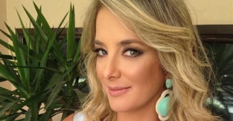 Só de biquíni, Ticiane Pinheiro tira onda como surfista em praia