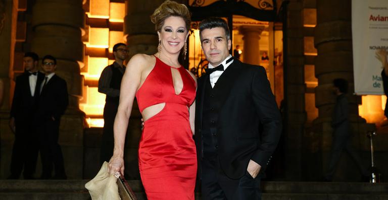 Claudia Raia arrasa com look vermelho em premiação