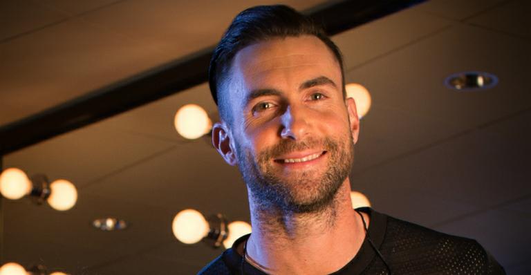 Adam Levine exibe tatuagem de sereia nas costas