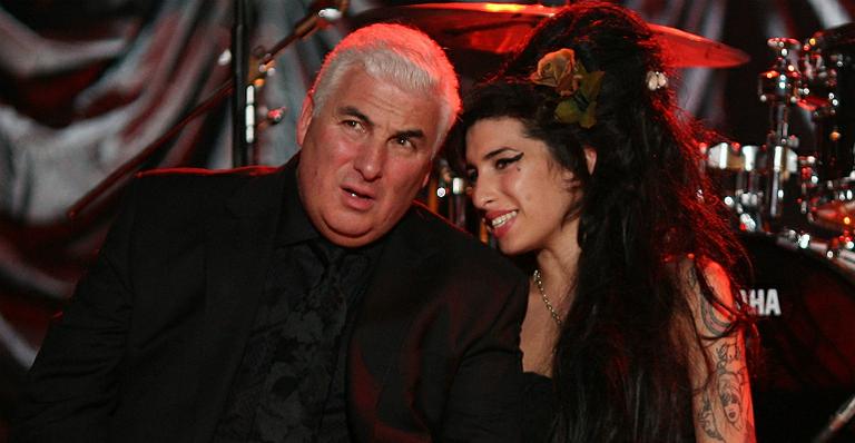 Após vitória no Oscar, pai de Amy Winehouse critica documentário sobre a filha