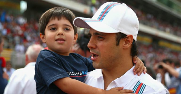 Felipe Massa e o filho disputam corrida de carro dentro de casa