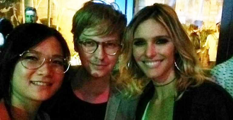 Jiang e Murilo tietam Fernanda Lima em premiação