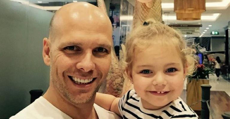 Xuxa mostra Brenda fantasiada como Branca de Neve