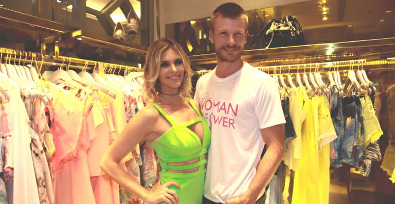 Em clima de romance, Fernanda Lima e Rodrigo Hilbert participam de evento fashion