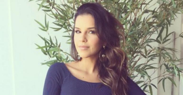 Mariana Rios posa enrolada em toalha e deixa fãs babando