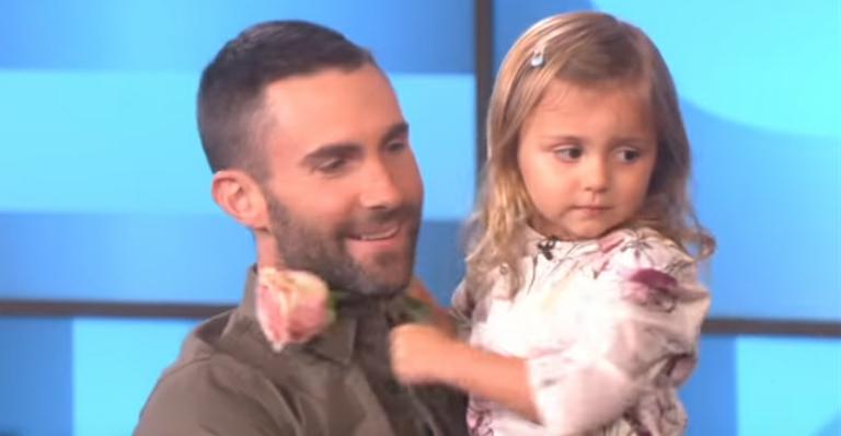 Adam Levine conhece a garotinha que chorou ao descobrir que ele é casado