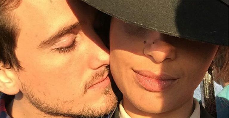 Camila Pitanga ganha carinho em foto com Igor Algelkorte e fãs vibram: “Tá namorando!”