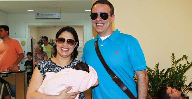 Laura, sétima neta do rei Roberto Carlos, deixa maternidade com os papais