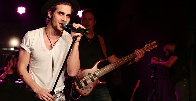 Jéssica Costa e Sandro Pedroso aparecem juntos em público em show do cantor Fiuk
