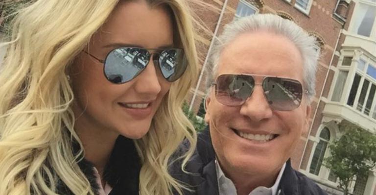 De biquíni, Ana Paula Siebert exibe boa forma ao lado de amigas