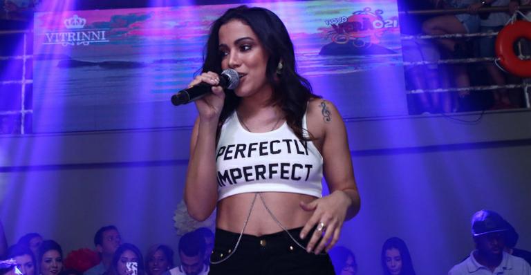 Mas e o funk? Anitta muda repertório e faz show especial de samba no Rio