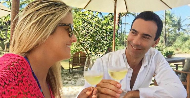 Ticiane Pinheiro beija César Tralli em foto