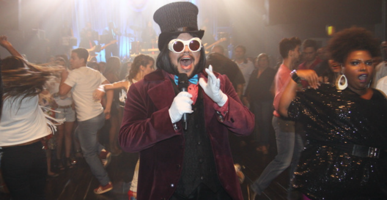 Fantasiado de Willy Wonka, Tiago Abravanel lidera festa no Rio de Janeiro