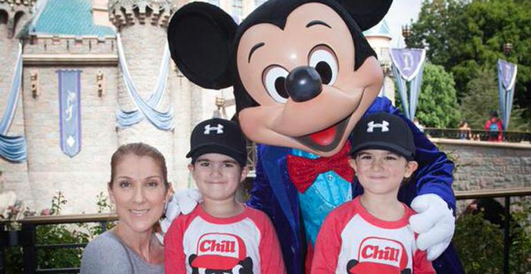 Céline Dion se diverte com os filhos gêmeos na Disney