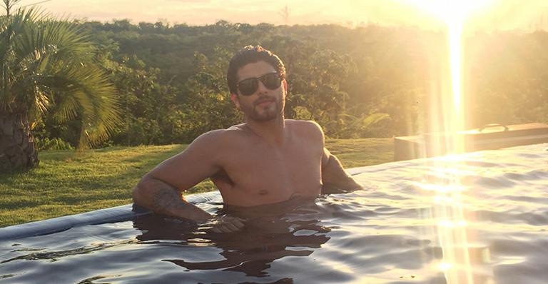 DJ Jesus Luz aproveita natureza em cidade paradisíaca de Goiás
