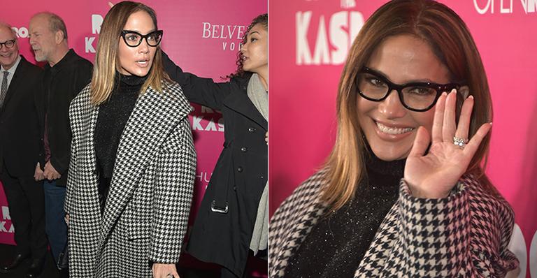 Aos 46, Jennifer Lopez aparece com óculos de grau em première