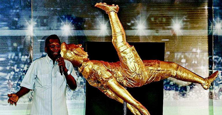 Pelé visita a Índia após 38 anos e ganha homenagem