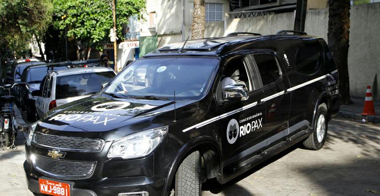 Corpo da atriz Yoná Magalhães deixa hospital no Rio