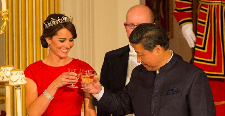 Kate Middleton usa tiara da Rainha Mãe em seu primeiro jantar de Estado