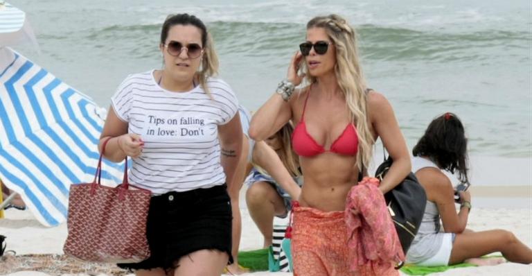Karina Bacchi exibe corpão escultural em praia no Rio
