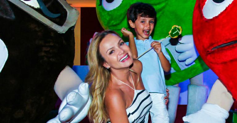 Eliana curte divertido passeio com o filho e o namorado no Rio