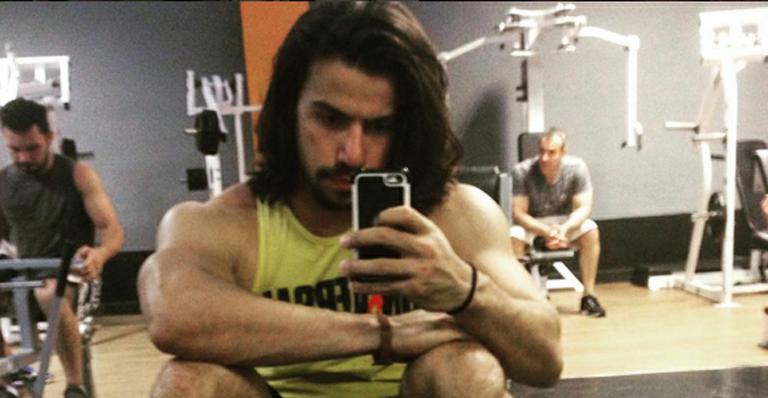 Mariano sensualiza em foto e mostra tanquinho definido