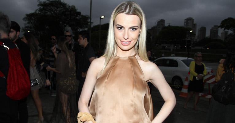 Após polêmica com magreza, Fernanda Keulla marca presença na SPFW