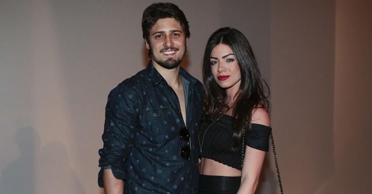 Com novo visual, Daniel Rocha curte a SPFW com a namorada
