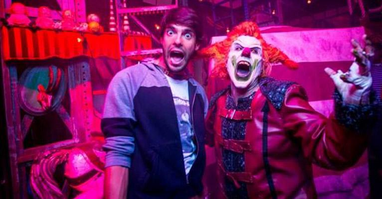 Halloween: Kaká se diverte em parque de diversões em Orlando