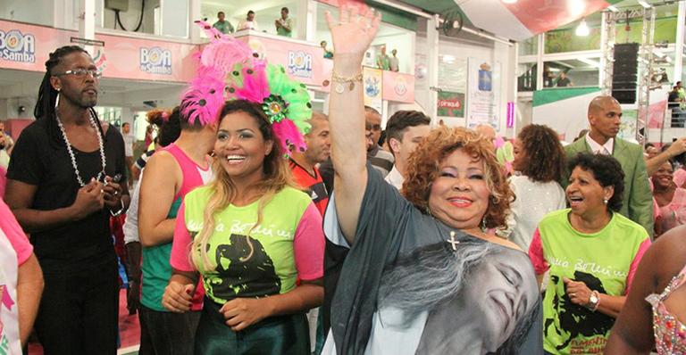 Alcione e Gaby Amarantos caem no samba da quadra da Mangueira