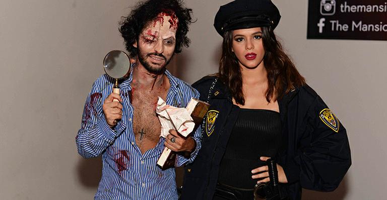 Bruna Marquezine vira policial sexy em festa à fantasia recheada de famosos