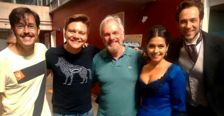 Michel Teló visita a mulher, Thaís Fersoza, nos bastidores da novela “Escrava Mãe”