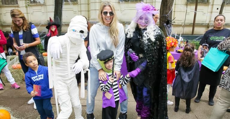 Adriane Galisteu comemora Halloween antecipado ao lado do filho, Vittorio