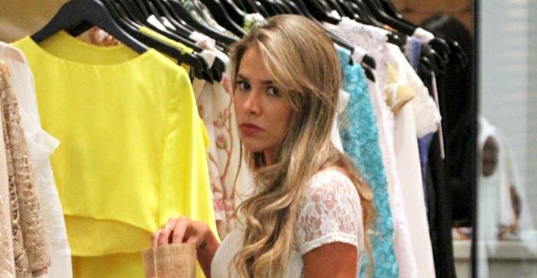 Grávida, Adriana Sant’Anna exibe barriguinha em dia de compra