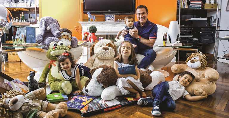 Amaury Jr. apresenta, orgulhoso, os seus netos