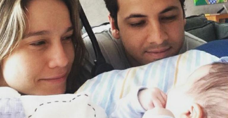 Fernanda Gentil mostra o filho e o marido dormindo juntos