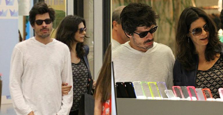 Após assumir namoro, Helena Ranaldi passeia e troca carinhos com Daniel Alvim