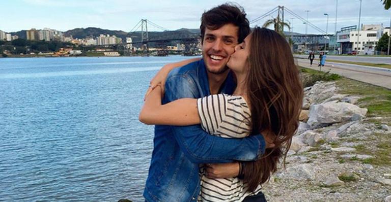 Camila Queiroz mostra foto romântica com o namorado: “Que sorte a nossa’