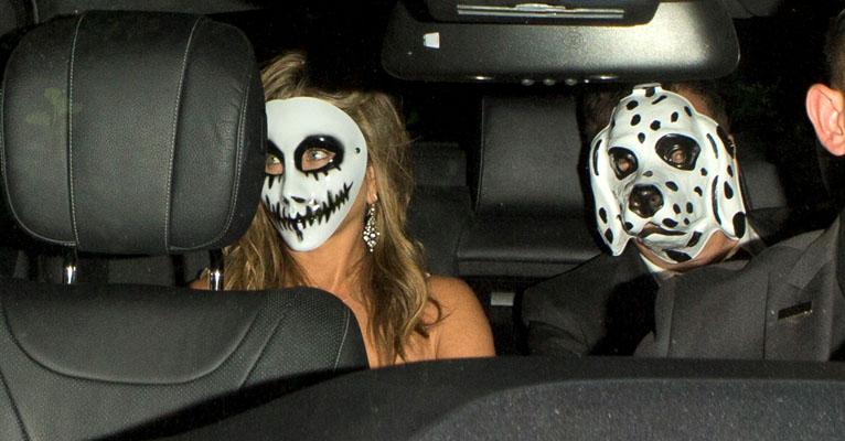 Jennifer Aniston e Justin Theroux tentam fugir dos paparazzi com máscaras de Halloween