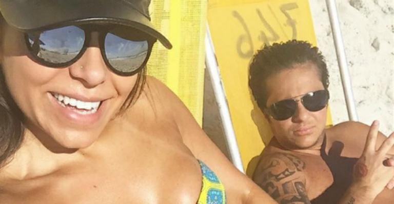 Sem camisa, Thammy Miranda curte praia com a namorada no Rio