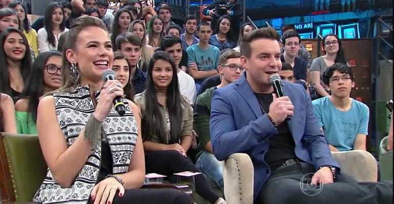 Na TV, Thaís Pacholek e Belutti surpreendem fãs, anunciam gravidez e até o nome do bebê