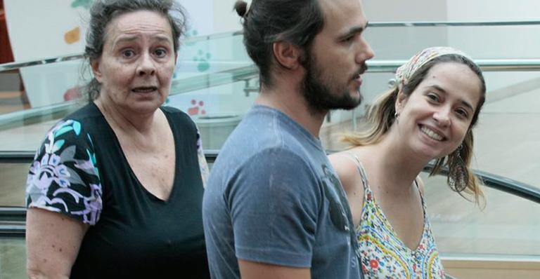 Grávida? Paloma Duarte passeia com a mãe e o eleito e exibe barriguinha saliente