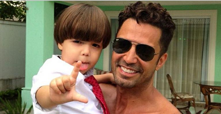 Latino posa com o filho e manda indireta para as ex que ‘cobram pensões exorbitantes’
