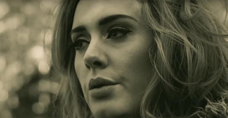 Adele conta por que parou de fumar e passou a beber menos